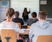 Luzerner Sekundarschüler in einer Mathematikstunde. (Symbolbild: Boris Bürgisser)