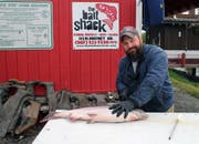 Dustin Slinker verkauft Fischerruten und filetiert den Fang seiner Kunden. Bild: mauritius images, Axel Baumann