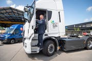 Daniel Balmer, Leiter Transportlogistik der Migros Ostschweiz, führt den Biogaslaster vor. Bild: Ralph Ribi (Gossau, 8. August 2019)