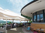 Vom Bauhaus geprägt: Das denkmalgeschützte Ausflugsrestaurant Dreilinden. (Bild: Lisa Jenny)