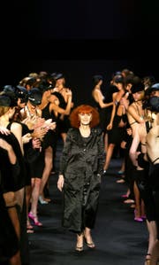 Bequem und dennoch stilvoll gekleidet: Sonia Rykiel an einer ihrer Modeschauen in Paris im Jahr 2004. Bild: Reuters