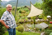 Edi Sedleger hat sich hier ein kleines Paradies mit Teich und Fischen sowie Beeren und Gemüse geschaffen. (Bild: Heidy Beyeler)