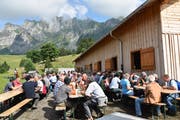 Verschnaufpause: Auf der Alp von Hermann Bohl lassen die Wanderer den Ausflug ausklingen. (Bild: Beatrice Bollhalder)