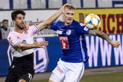 Espanyol's Didac Vila, links, kämpft mit Marvin Schulz um den Ball.(Bild: Alexandra Wey/Keystone, 8. August 2019, Swisspor-Arena)