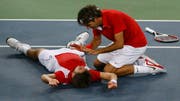Federer feiert mit dem «heissen» Wawrinka den Olympiasieg. (Bild: Getty Images Asiapac)