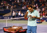 Natürlich Schoggi: Federer probiert 2014 in Toronto seinen Geburtstagskuchen. (Bild: Getty Images North America)