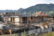 Die Baustelle der Mehrfamilienhäuser liegt seit mehreren Monaten still, nun soll weitergebaut werden. (Bild: Sabine Camedda)