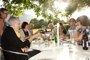 Die Buchser Familiengärtner sind eine gesellige Truppe – und einem Fondue auch im Sommer nicht abgeneigt. (Bild: Heidy Beyeler)