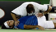 War's der Rücken oder doch der Fuss? Fakt ist, Roger Federer musste nicht ins Militär. (Bild: Keystone)