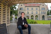 Tim Rogenmoser vor der Studienbibliothek Zug. Bild: Michael Wyss (Zug, 7. August 2019)