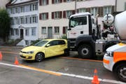 Heftige Kollision, keine Verletzten: Die Autofahrerin und der Lastwagenchauffeur kamen mit dem Schrecken davon. (Bild: Stapo)