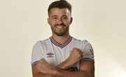 Albian Ajeti formt mit den Armen ein X. Die Armbewegung steht sinnbildlich für zwei überkreuzte Hammer - das Symbol von den "Hammers" von West Ham. (Bild: Homepage)