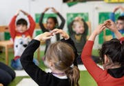 «Juhui, i gang in Chindergarte» heisst es am Montag wieder bei vielen Kindern. Bild: Christian Beutler/KEY