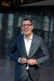 Seit 1. Juli dieses Jahres neuer Länderchef von EY Schweiz: Stefan Rösch-Rütsche vor dem EY-Sitz in Zürich. (Bild: Raisa Durandi, Zürich, 17. Juli 2019)