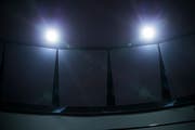 Einige der neuen Akustik-Paneelen im Zuschauerraum des Luzerner Theaters. Bild: Manuela Jans-Koch (Luzern, 8. August 2019)