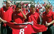 2002 in Casablanca: Federer weint um seinen verstorbenen Coach Peter Carter. (Bild: Keystone)