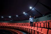 Peter Klemm, Technischer Direktor des Luzerner Theaters, zeigt die neue Decke mit den Akustik-Paneelen im Zuschauerraum des Luzerner Theaters. Bild: Manuela Jans-Koch (Luzern, 8. August 2019)