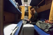 Passagiere in einem Schlafwagenabteil der ÖBB. (Bild: Christian Beutler/Keystone, 19. November 2018)