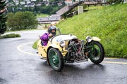 Gilt dieses Gefährt eigentlich als Motorrad? Egal, Hauptsache es kommt oben auf der Seebodenalp auch an. (Foto: Roger Grütter, Küssnacht, 12. August 2017)