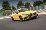 Mit optionalem Spoilerkleid und knallig lackiert, ist die sportlichste A-Klasse alles andere als dezent. Man kann den A45 natürlich auch zurückhaltender zusammenstellen. Bild: Mercedes