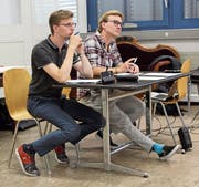 Schauspielcoach Rene Schweizer und Regisseur Simon Keller (v.l.) beobachten jeden Schritt und jede Geste der Schauspieler bis ins Detail. (Bild: Marco Enzler)