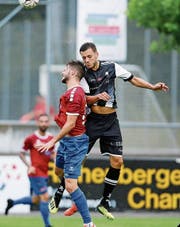 Verliert das Kopfballduell gegen den Basler Silva Ricardo Farinha: der Chamer Kemil Festic (links). Bild: Stefan Kaiser (Cham, 7. August 2019)