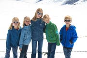 Einen guten Zusammenhalt hatten die Vierlinge schon immer – auch mit der grossen Schwester Jolein (Mitte), die zwei Jahre älter ist. (Bild pd)
