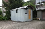 In dieser Hütte auf dem Parkplatz seines Elternhauses soll der Beschuldigte zwischenzeitlich in der Schweiz gelebt haben. (Bild: Raphael Nadler)