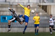 Wils Isak Beka und Uzwil-Spieler Kristian Nushi kämpfen um den Ball. (Bild: Michel Canonica)