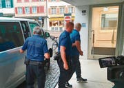 Der zu 40 Monaten Gefängnis verurteilte Osteopath auf dem Weg zur Urteilsverkündung. (Bild: Gert Bruderer)