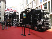 Auf dem Roten Platz gesichtet: Der Truck von Gölä und Trauffer alias «Büetzer-Buebe». (Bild: Sandro Büchler)