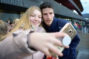 Egal, wo er ist: Timm Klose ist beliebt bei den Fans. Hier nach einem Training der Schweizer Nationalmannschaft in Zürich.(KEYSTONE/Melanie Duchene)