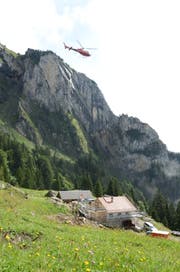 Der Helikopter bringt Bauelemente zur Alp Rohr. (Bilder: Corinne Hanselmann)