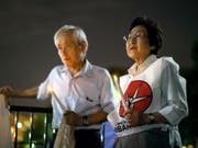 Zwei Überlebende gedenken vor dem Weissen Haus in Washington der Opfer des Atombombenabwurfs auf die japanische Stadt Nagasaki vor 74 Jahren. (Bild: KEYSTONE/EPA/ERIK S. LESSER)