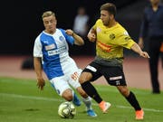 Der Hopper Petar Pusic (links) gegen den Schaffhauser Danilo Del Toro (Bild: KEYSTONE/WALTER BIERI)
