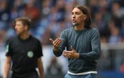 Martin Schmidt gibt seinen Spielern Anweisungen. (Keystone)