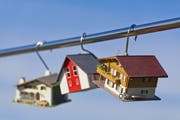 Der Traum vom eigenen Haus lockt immer - derweil fallen am Hypothekarmarkt alte Gewissheit weg. (Bild: www.mauritius-images.com)