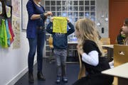 Buben als Verlierer: Die Schule ist besser auf Mädchen zugeschnitten. (Bild:KEYSTONE/Christian Beutler)