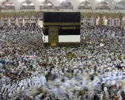 Pilger umringen die Kaaba in der Heiligen Stadt Mekka. Bild: Amr Nabil/AP (Mekka, 7. August 2019)