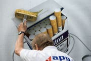 Das Volksbegehren will Zigarettenwerbung auf Plakaten im öffentlichen Raum, Kinowerbung, Inserate, Festival-Sponsoring und Onlinewerbung für Tabak verbieten. (Bild: Keystone)