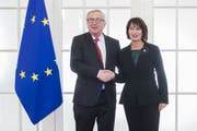 Handshake von Bundespräsidentin Doris Leuthard und EU-Präsident Jean-Claude Juncker 2017 in Bern. (Quelle: Keystone/Peter Klaunzer)