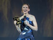 Hilary Swank ist am Filmfestival Locarno mit dem Ehrenpreis ausgezeichnet worden. Sie wurde als Schauspielerin gewürdigt, die das Bild der Frauen im Kino mit ihrer stets mutigen Rollenwahl entscheidend modernisiert habe. (Bild: KEYSTONE/URS FLUEELER)