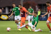Brühls Mittelfeldspieler Dennis Vanin (Zweiter von rechts) versucht gegen YF Juventus, den Ball zu erobern. (Bild: Michel Canonica)