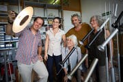 Drei Generationen fürs Lampendesign: die Familie Baltensweiler, Ilario Meier, Ria, Rosemarie, Gabriel, Karin Baltensweiler (von links). (Bild: Jakob Ineichen, Luzern, 6. August 2019)