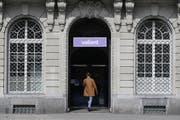 Valiant gehört zu den Banken, die Asylsuchende und vorläufig Aufgenommene nicht als Kunden akzeptieren. (Bild: Keystone, Peter Klaunzer (23. September 2016))