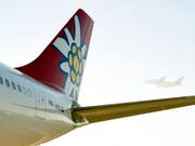 Ein Edelweiss-Flugzeug des Typs Airbus A340 wurde bei einer Kollision mit einem anderen Flugzeug am Boden am kanadischen Flughafen von Vancouver am Heck beschädigt. (Bild: KEYSTONE/WALTER BIERI)