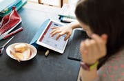 Digitale Medien erweitern die Möglichkeiten, wie Schülerinnen und Schüler sich neues Wissen aneignen können. (Bild: Keystone)