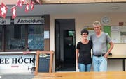 Barbara und Georg Gilgen kümmern sich seit März um die Gäste des Campingplatzes zwischen Wittenbach und Bernhardzell. (Bild: Livia Grob)