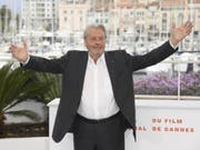 Nur wenige Wochen ist es her, dass sich Alain Delon in Cannes über die Ehrenpalme für sein Lebenswerk freute. Jetzt muss sich der 83-Jährige in einer Schweizer Klinik von einer Hirnblutung erholen. (Bild: Keystone/AP Invision/ARTHUR MOLA)