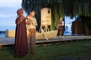 Matthias Peter (Mitte) spielt den närrischen Mönch Gallus. (Bild: KEYSTONE)